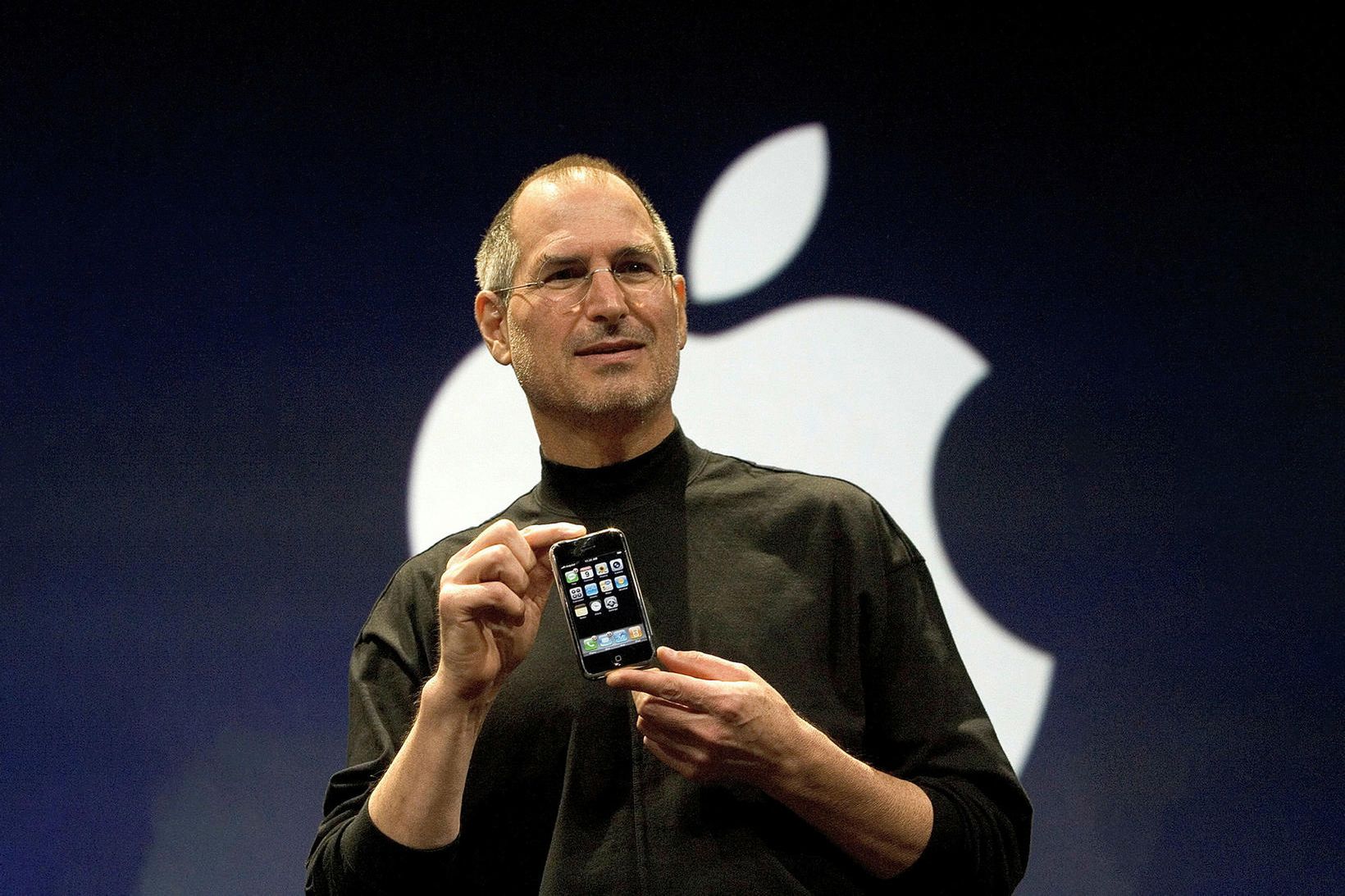 Steve heitinn Jobs sýnir hinn nýja iPhone, sem hann sagði …