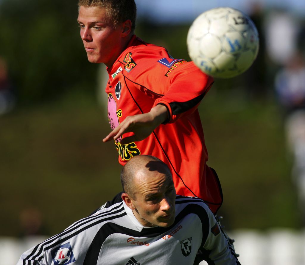 Ragnar Sigurðsson lék síðast með Fylkismönnum árið 2006 og hér á hann í höggi við Tryggva Guðmundsson í leik gegn FH.