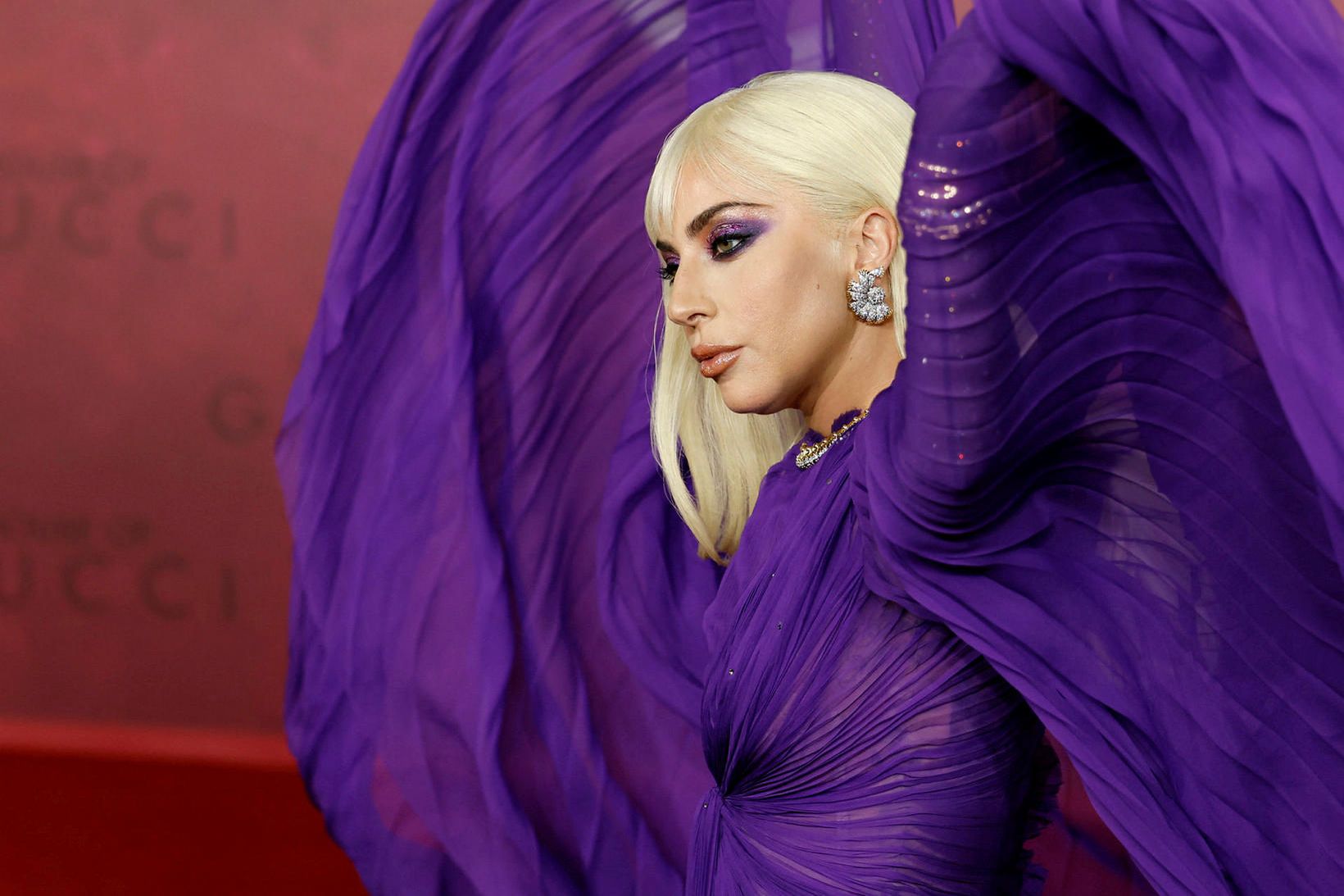 Lady Gaga var í dramatískum fjólubláum kjól á frumsýningu House …