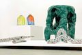 Fjölbreytt Grænn kollurinn nefnist Feitur tvíburi og er eftir Lotta Lampa frá Svíþjóð, gráyrjóttu hlutirnir granítleir eftir Studio Hanna Whitehead á Íslandi, og Blanda eins og vasarnir tveir heita eru eftir Runa Klock frá Noregi.