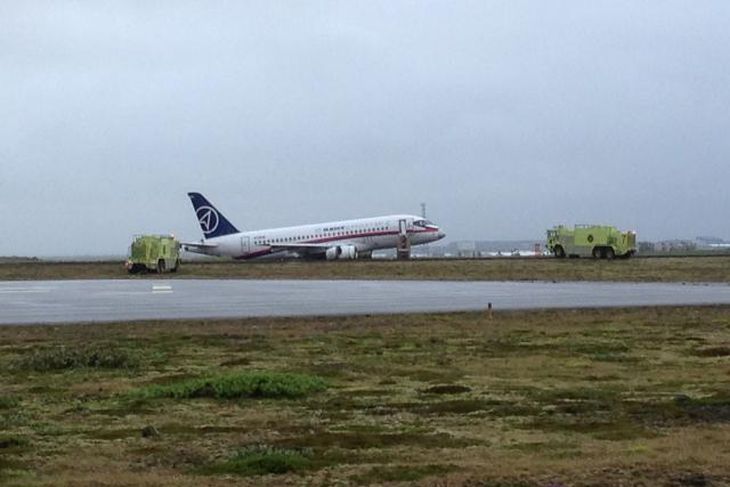 Vélin eftir brotlendinguna á Keflavíkurflugvelli í morgun. Hjól hennar komu ekki niður.