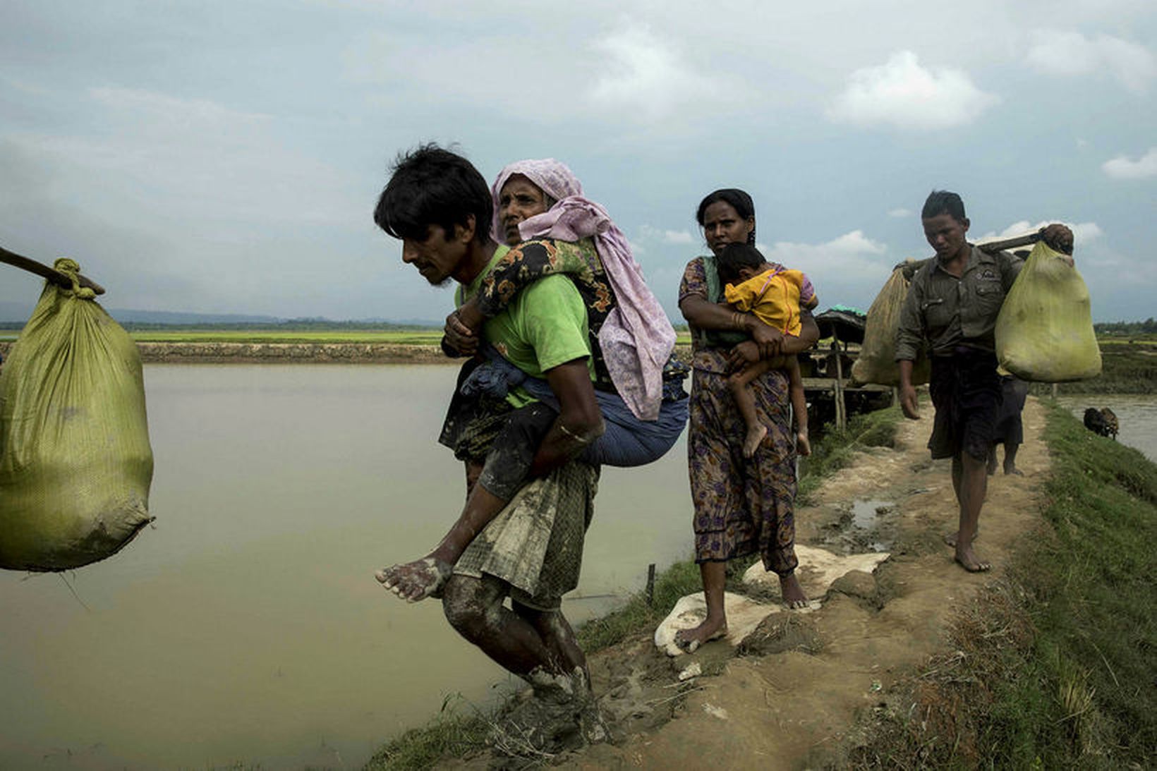 Rohingjar flýja yfir landamærin frá Mjanmar til nágrannaríkisins Bangladess.