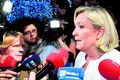 Himinlifandi Marine Le Pen, forseti franska hægriöfgaflokksins Rassemblement National, var í skýjunum með bráðabirgðaniðurstöðurnar en flokkur hennar fær 23,73% franskra þingsæta samkvæmt þeim.