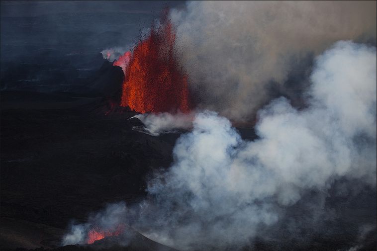 Northern Lights and volcanic glow - Iceland Monitor