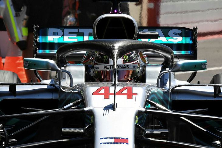 Lewis Hamilton situr í bíl sínum milli aksturslota í Paul Ricard brautinni í Le Castellet ...