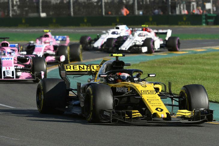 Carlos Sainz fer hér fremstur í Melbourne. Á eftir koma ökumenn Force India og þar ...