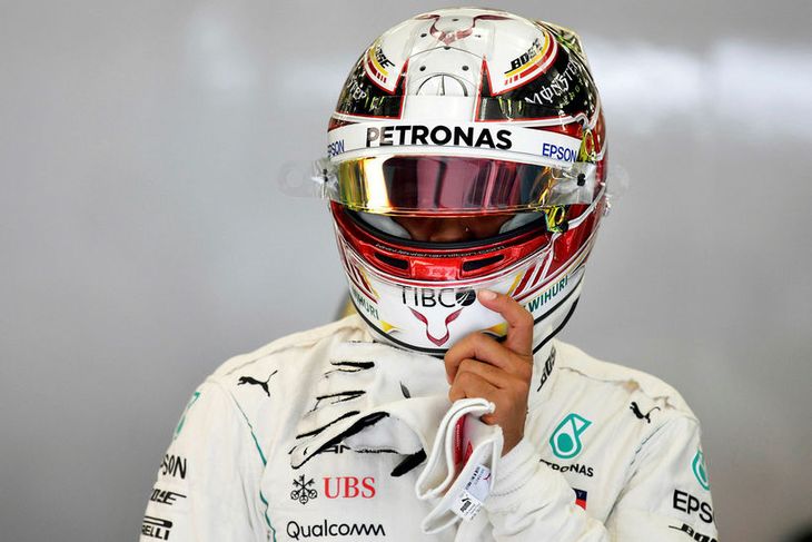 Lewis Hamilton gengur til bíls síns til að hefja æfingu í Barein í gær.