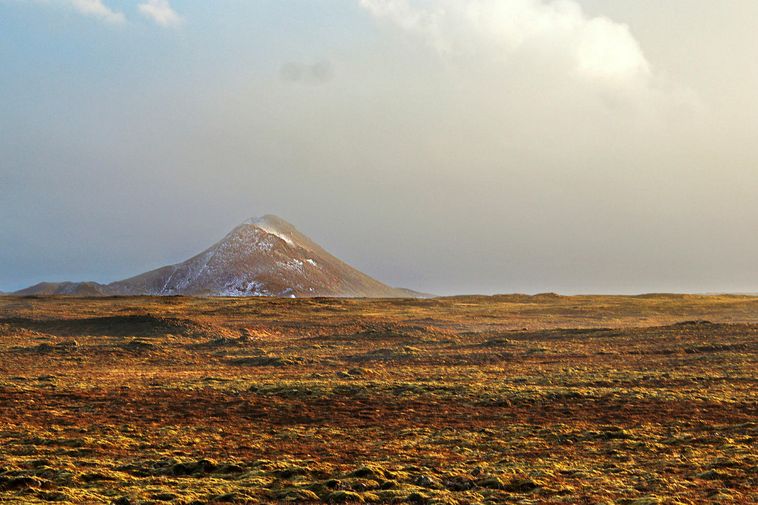 Earthquakes persist in Iceland: no apparent intrusion of magma