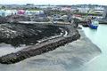 Bryggjuhverfi vestur Hið nýja hverfi mun rísa á landi sem Björgun hefur mótað með stórvirkum tækjum. Jaðar landfyllingar er styrktur með grjóti til að vernda byggðina fyrir ágangi sjávar.