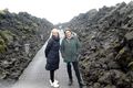 Bíður og bíður Rósa Poulsen (t.h.) ásamt Agnesi dóttur sinni. Rósa segir að öll fjölskyldan sé sem hengd upp á þráð þar til hjartaaðgerðin er að baki.