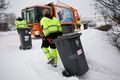 Erfiðisverk Það getur tekið á að koma þungum ruslatunnum frá húsum fólks og að bílnum, en ekki var spurt út í þessa þjónustu borgarinnar.