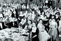 Prúðbúin Gestir á Hotel Piccadilly á 10 ára fullveldisafmæli Íslendingafélagsins í New York 18. júní 1954. Morgunblaðinu hafa borist nokkrar ábendingar um nöfn gesta. Á fremsta borði vinstra megin sitja f.v. Kristín E. Jónsdóttir læknir, Halldór Hansen læknir, bandarískur trompetleikari, Magnús Blöndal píanóleikari, Bryndís Sigurjónsdóttir, kona Magnúsar, og Guðrún Tómasdóttir söngkona. Fyrir aftan Bryndísi er Guðrún Camp og maður hennar, David. Við borðið aftan við þau er m.a. Thor Thors sendiherra. Fyrir miðju í fremstu röð á myndinni eru í ljósum kjólum þær Magnea Hannesdóttir, Stefanía Kjartansdóttir og Guðmunda Elíasdóttir söngkona. Í næstu röð fyrir aftan, milli Magneu og Stefaníu, er Guðrún Steingrímsdóttir flugfreyja. Aftar, aðeins til hægri, situr Sigurður A. Magnússon rithöfundur og á borði aftan við hann er m.a. Leifur Guðmundsson hjá Loftleiðum. Fremstur á myndinni hægra megin er Jóhannes Markússon flugstjóri og fyrir aftan hann Ólaf Olsen flugstjóri. Fyrir aftan Ólaf, með svört gleraugu, er Henrik Knudsen, maður Guðmundu Elíasdóttur.