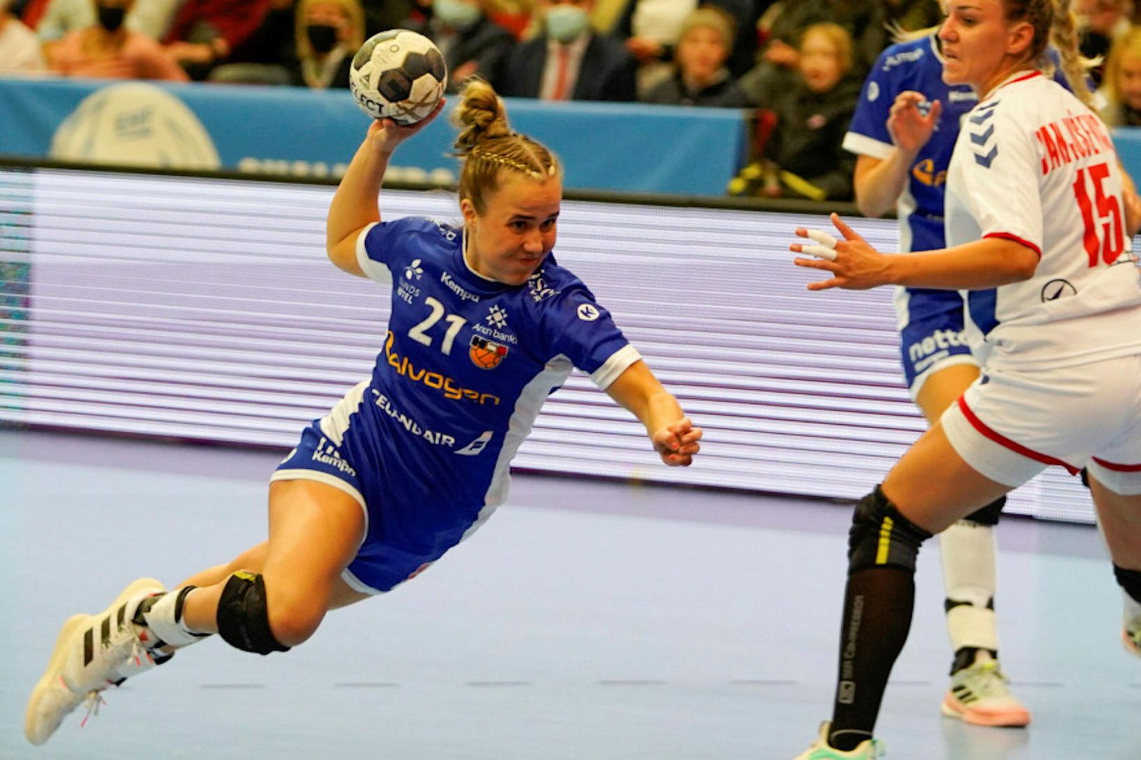 Sandra Erlingsdóttir skorar í landsleik.