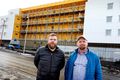 Samstarfsmenn Stefán R. Dagsson verslunarstjóri og Þórarinn Ævarsson framkvæmdastjóri fyrir utan fjölbýlishúsið sem er við Urriðaholtsstræti.