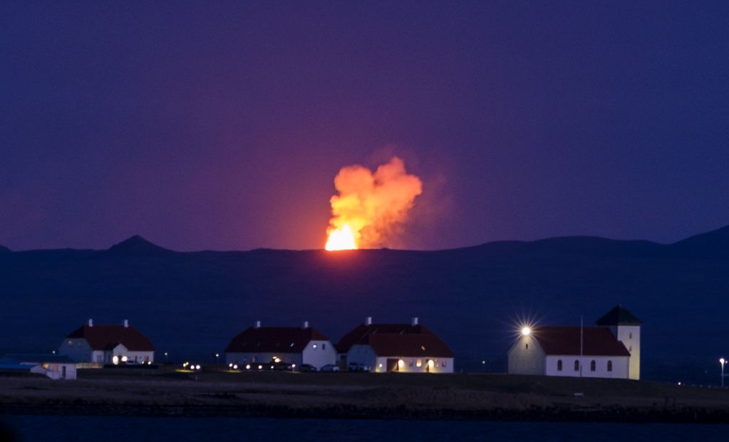 Eldgos Kvikustrókarnir í Geldingadölum sáust víða að. Myndin var tekin frá Ægisíðunni í Vesturbæ Reykjavíkur.