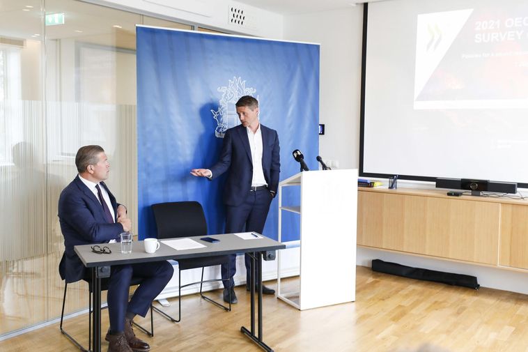 Bjarni Benediktsson and Alvaro S. Pereira at this morning's press conference.