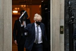 Grímuklæddur Boris Johnson sést hér yfirgefa Downingstræti í dag.