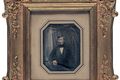 Söguleg Sveinbjörn Egilsson rektor í daguerreo-týpu sem tekin var af honum af óþekktum ljósmyndara í Kaupmannahöfn árið 1850, í ferð hans til borgarinnar í kjölfar Pereatsins svokallaða í Lærða skólanum. Eins og þorri daguerreo-mynda er þessi lítil, aðeins 8x6,1 cm, en gengið frá henni í glæsilegum ramma.