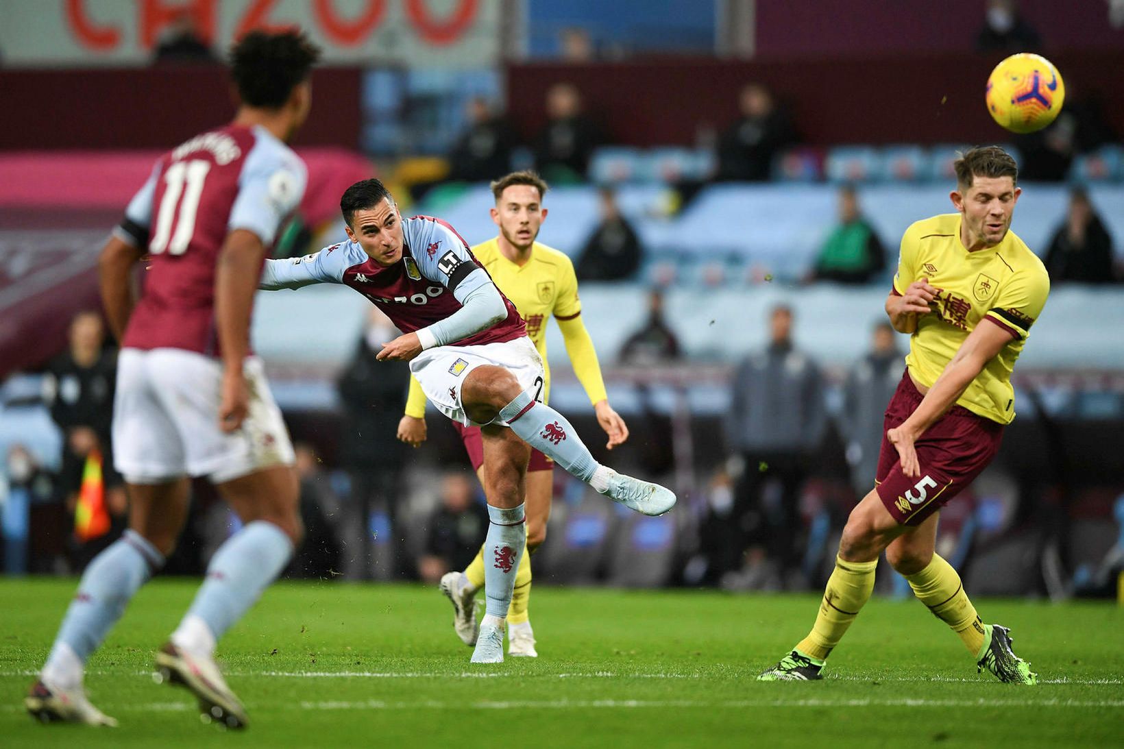 Anwar El Ghazi í leik með Aston Villa.