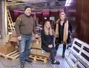 Undirbúningur Marius Grusas, Christine Rae og Kirsten Holmen í fyrirhuguðu sýningarrými í kjallaranum.