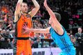 Úrslitaleikurinn Martin Hermannsson verst Matt Thomas, bandarískum bakverði Valencia, í úrslitaleiknum á Spáni í gærkvöld.