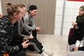 Spjall Nemendur í Menntaskólanum á Tröllaskaga ræða hér við tvær kennslukonur í Ömer Cam-drengjaskólanum.