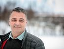 Ég var ungur þegar ég fór að skrifa fyrstu bréfin. Þau sendi ég á þetta heimilisfang sem móðursystir mín hafði látið mig fá, heimilisfangið stóð á bréfi sem faðir minn hafði sent móður minni, og þangað hélt ég áfram að senda bréf öðru hverju næstu árin.