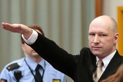 Anders Behring Breivik heilsaði að hætti nasista í réttarsalnum í morgun.