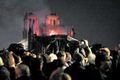 Eldur í Notre-Dame Parísarbúar söfnuðust saman í gærkvöld og fylgdust með baráttu slökkviliðs við eld í Notre-Dame dómkirkjunni. Um tíma var óttast að kirkjan myndi brenna til grunna.