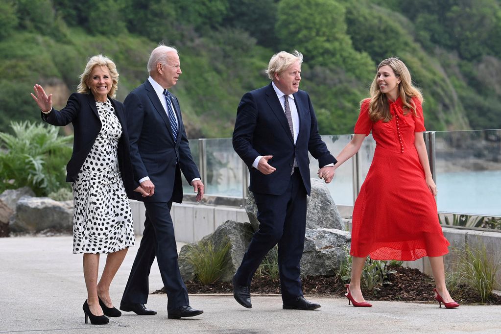 Sérstaka sambandið Joe Biden og Boris Johnson fóru í stutta gönguferð með eiginkonum sínum, Jill (l.t.v.) og Carrie (l.t.h.), við Carbis Bay-hótelið í Cornwall fyrir fund þeirra í gær.
