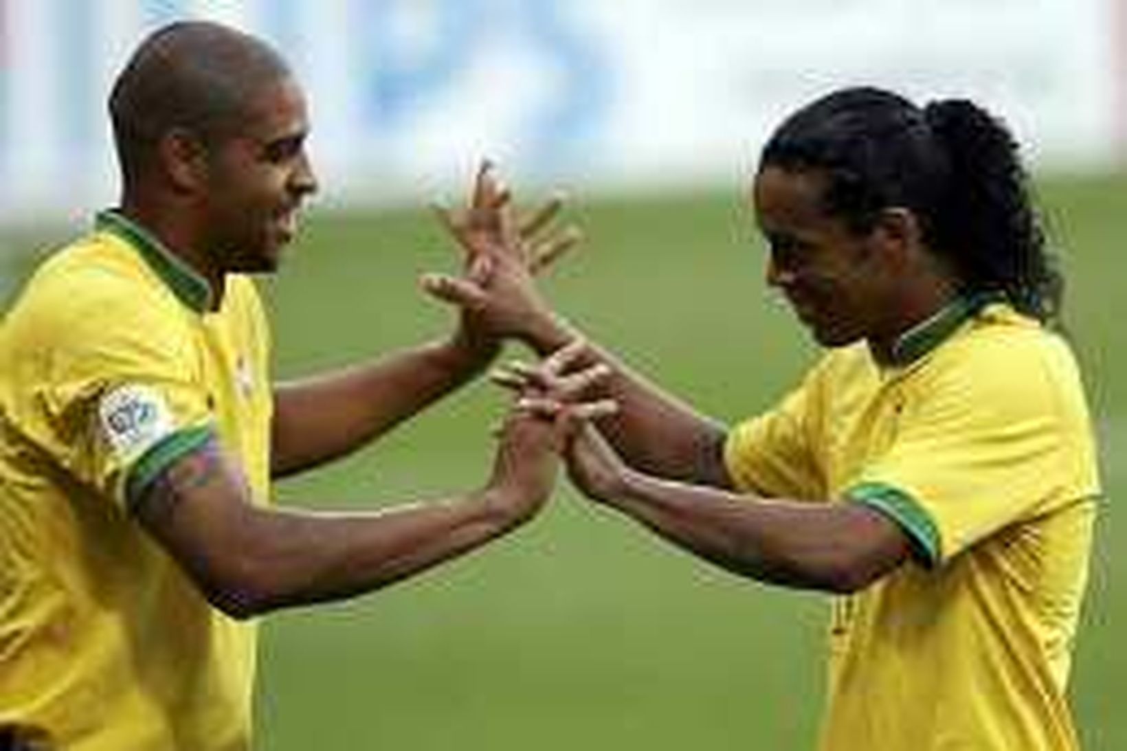 Adriano og Ronaldinho hinir brasilísku fagna marki þess fyrrnefnda í …