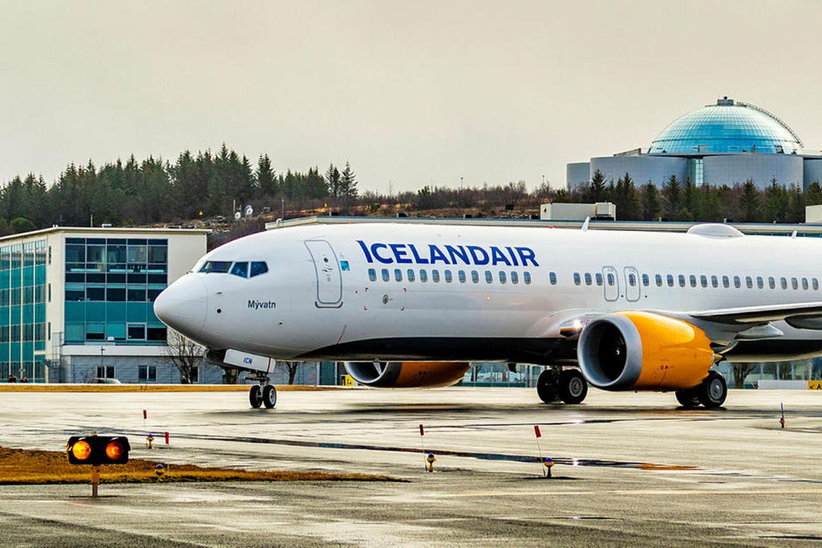 Icelandair er eina flugfélagið sem flýgur á milli landanna sem …