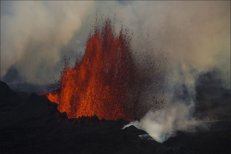 Northern Lights and volcanic glow - Iceland Monitor