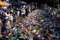 Fórnarlambanna minnst Margir hafa lagt blóm við moskurnar tvær í Christchurch til minningar um þá sem biðu bana í skotárás ástralsks þjóðernisöfgamanns á föstudaginn var. Fólk á öllum aldri lét lífið, þ. á m. þriggja ára barn.