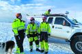 Viðgerð Vinnuflokkur frá Rarik stóð sig vel við erfiðar aðstæður. Þær sjást vel á ísingunni á girðingunni í bakgrunni. Rafmagn komst aftur á á laugardag.