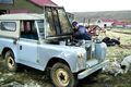 Fornbílar Þorgeir Kjartansson á nokkra eldri en 25 ára bíla og gerir hér við Land Rover árgerð 1963.