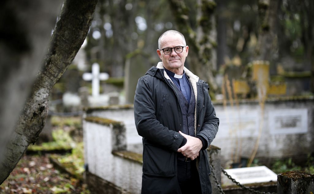 Í friðargarðinum Fritz segir starf prestsins margslungið og skemmtilegt, en hann vígðist til prests þegar hann var orðinn 54 ára.