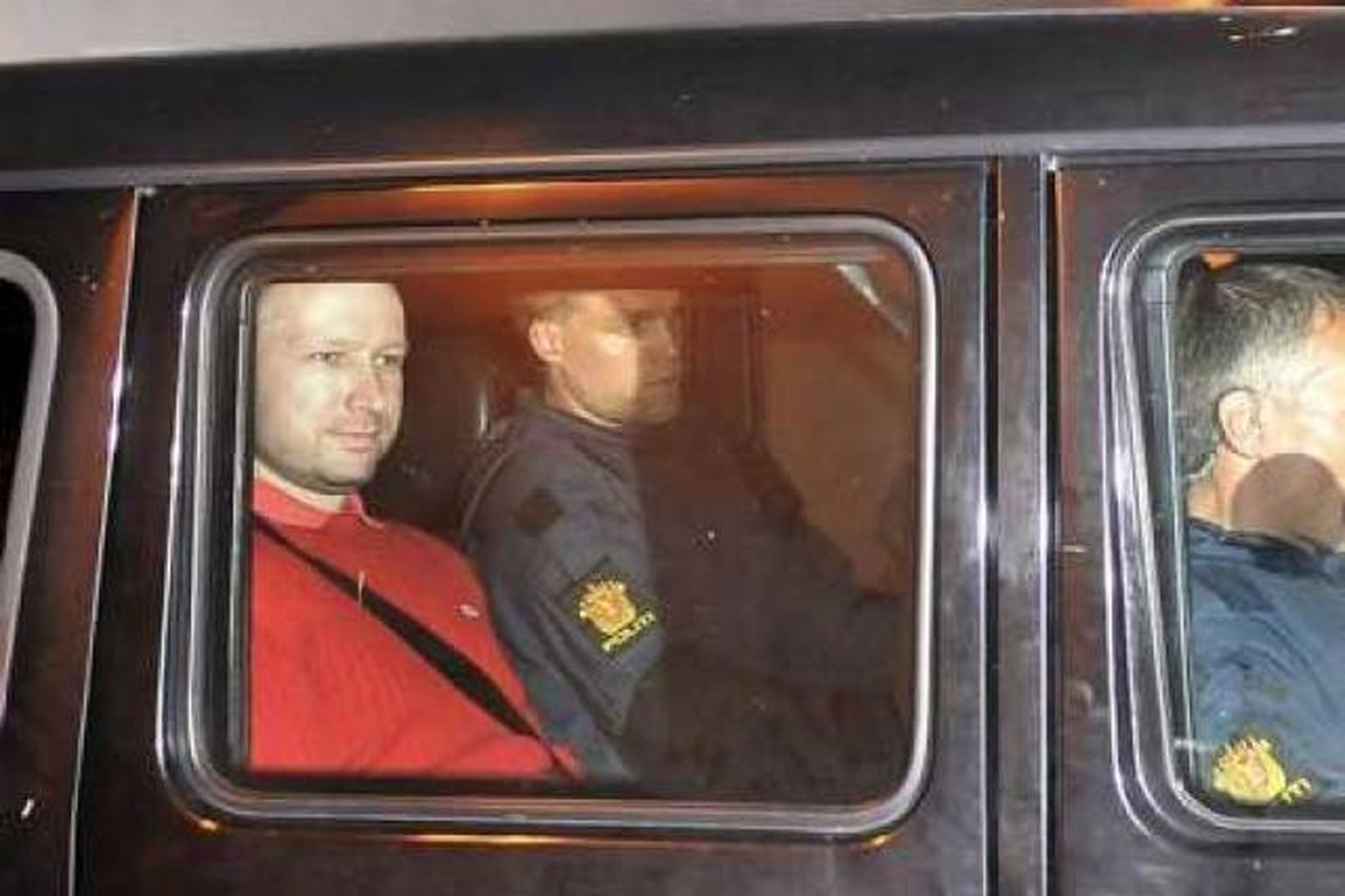 Anders Behring Breivik í lögreglubíl í dag.