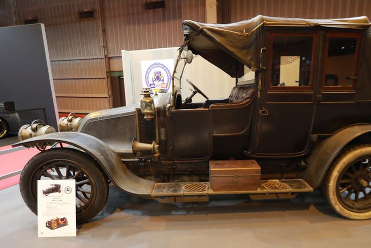 Renault Type AI from 1908 skipar vissan heiðurssess á fornbílasýningunni í París sem hófst í ...