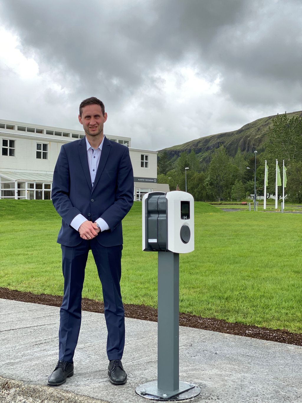 Kirkjubæjarklaustur Sveinn Heiðar Jensson hér við rafhleðslustöðina fyrir utan hótelið. Kröfur og óskir gesta um þjónustu eru miklar og breytast hratt.