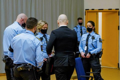 Anders Behring Breivik sést hér umkringdur laganna vörðum í Skien-fangelsinu þar sem hann hefur setið …