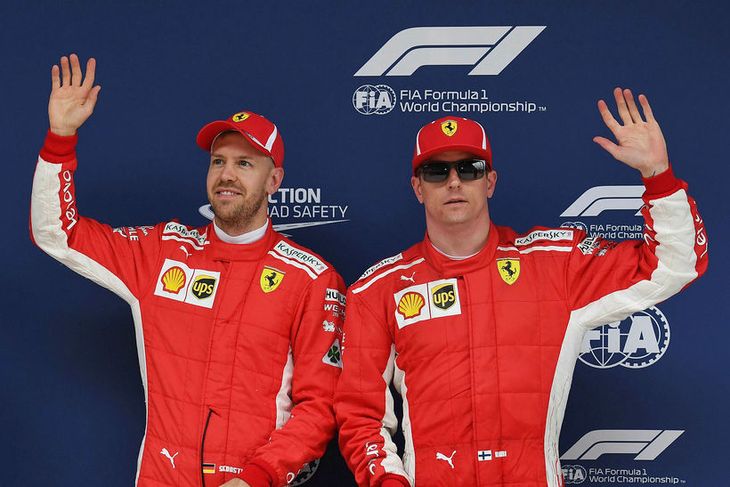 Þriðja mótið í röð heinoka Sebastian Vettel (t.v.) og Kimi Räikkönen fremstu rásröðina, sem þeir ...