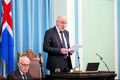 Þingfundur Steingrímur J. Sigfússon stjórnar fundi á Alþingi. Eitthvað dregst að þingmenn komist í sumarfrí.