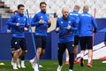 Heimsmeistarar bíða Viðar Örn Kjartansson, Kári Árnason og Aron Einar Gunnarsson einbeittir á æfingu íslenska landsliðsins á Stade de France í gær, þar sem liðið mætir stórliði Frakka í kvöld.