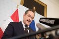 Sagði af sér Heinz-Christian Strache, varakanslari og formaður Frelsisflokksins, á blaðamannafundi í Vín þegar hann tilkynnti afsögn sína.