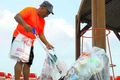 Hreinsun Plast fjarlægt af strönd nálægt Tel Aviv í Ísrael.
