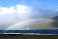 Náttúra Fáskrúðsfjörður undir regnboga. Jörðin Eyri er við fjörðinn.