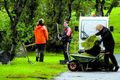 Garðyrkja Unnið við garðyrkju í kirkjugarðinum í Fossvogi í Reykjavík.
