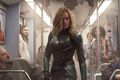 Vígaleg Brie Larson í hlutverki Carol Danvers sem er ofurhetjan Marvel kafteinn. Hér leitar hún geimveru í neðanjarðarlest.