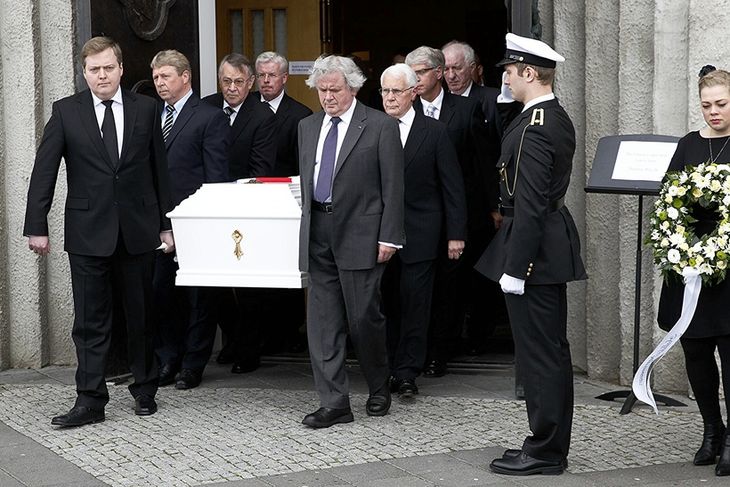 Halldór Ásgrímsson borinn til hinstu hvílu. Kistuna bera, frá vinstri, Sigmundur Davíð Gunnlaugsson, forsætisráðherra, Finnur ...